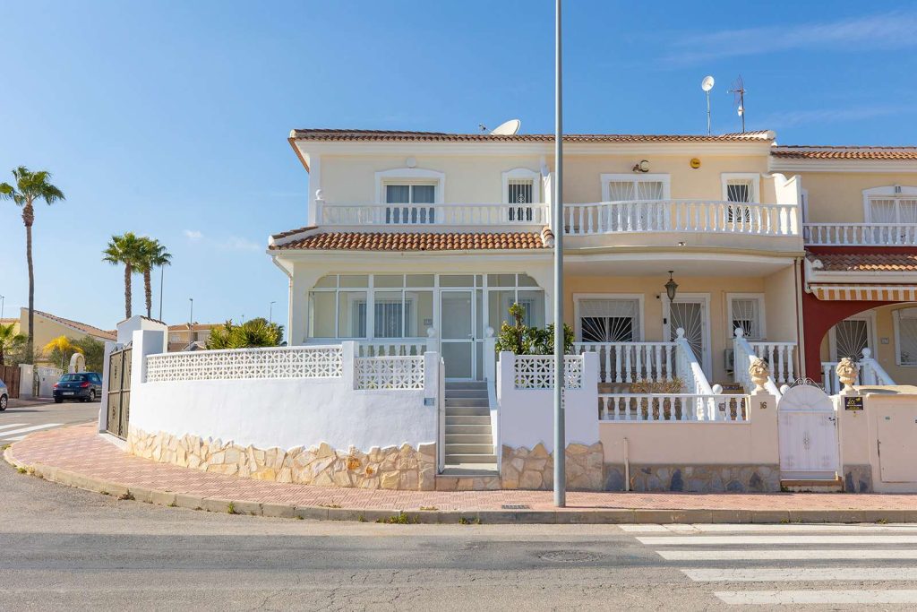 Renovated Corner-Plot Home with Stunning Lagoon Views in Ciudad Quesada