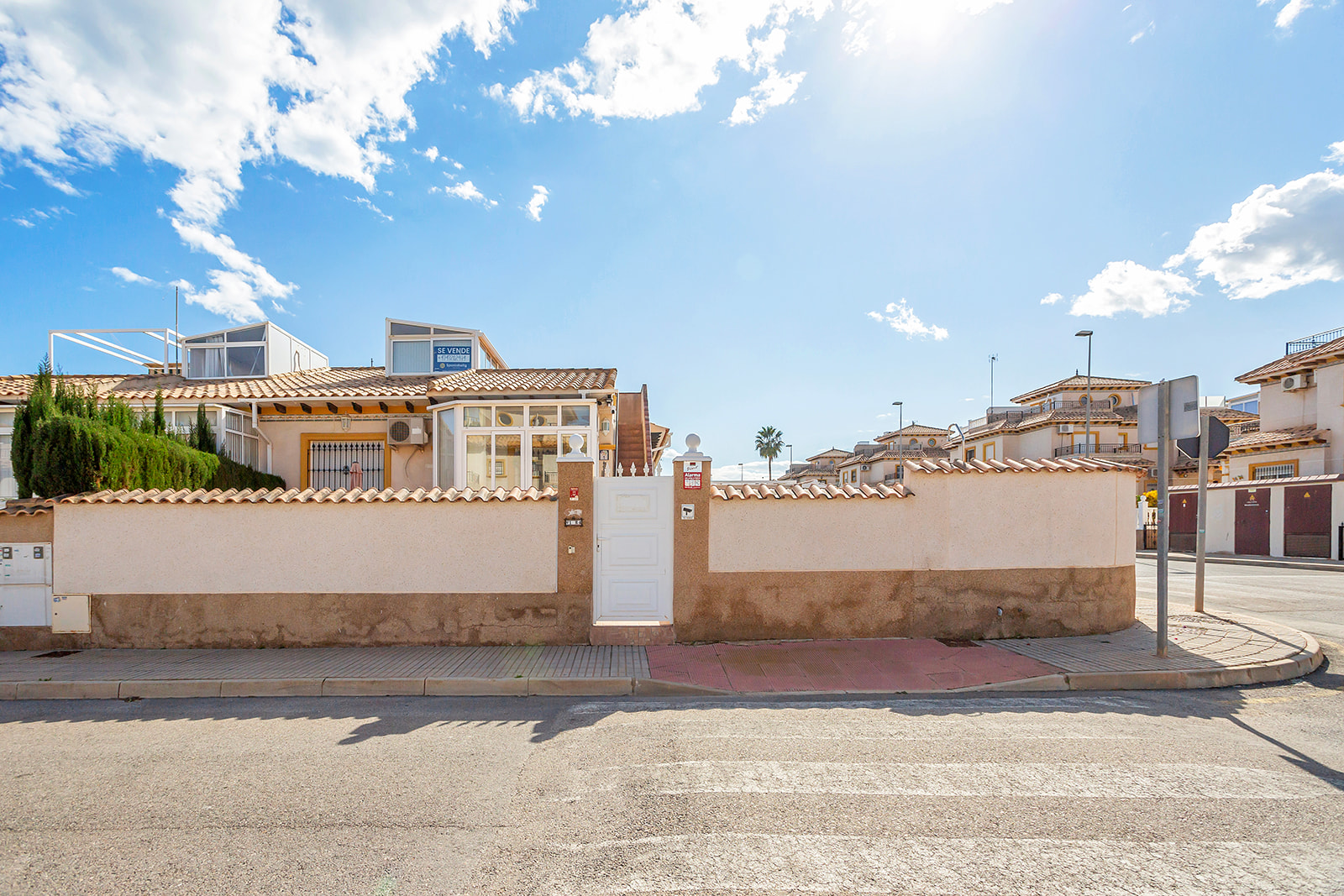 Charming Corner-Plot Quad House with Private Pool and Solarium Room in La Regia, La Zenia