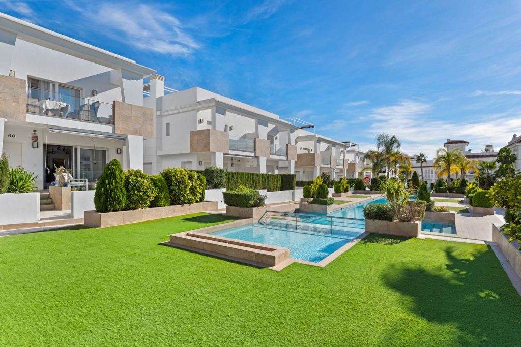 Modern Semi-Detached House – Completed in 2019, with private garden and with view to the community pool in popular Doña Pepa, Ciudad Quesada – RESERVED