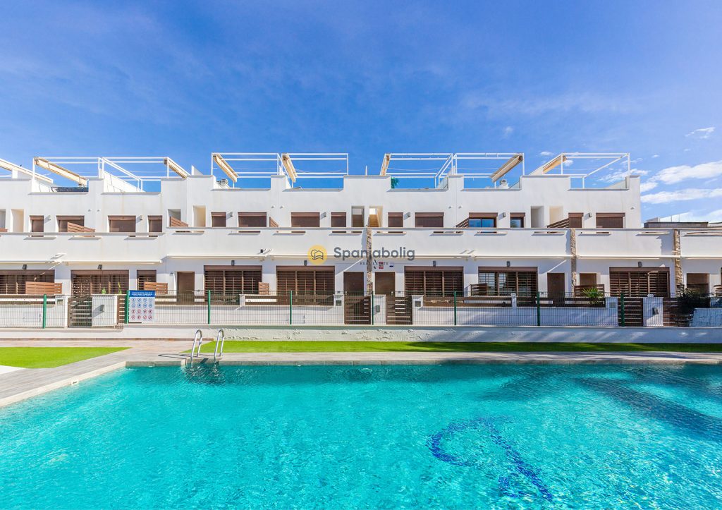 Modern & Immaculate Townhouse with Pool and Rooftop Views in Torrevieja