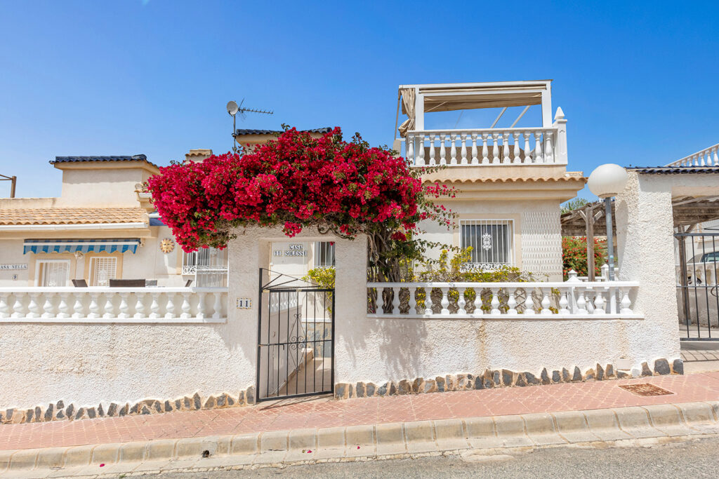 Sunny 3-Bedroom Bungalow with Solarium & Pool – Benimar, Rojales