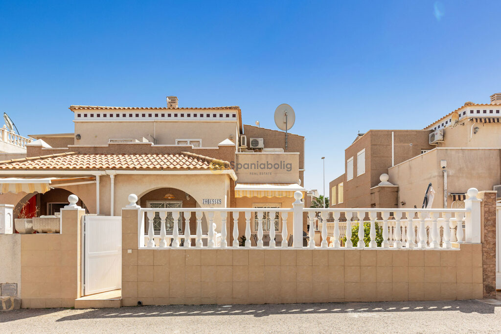 Charming and well-maintained quad house, located within a gated community in the highly sought-after area of Altos de Bahía in Torrevieja