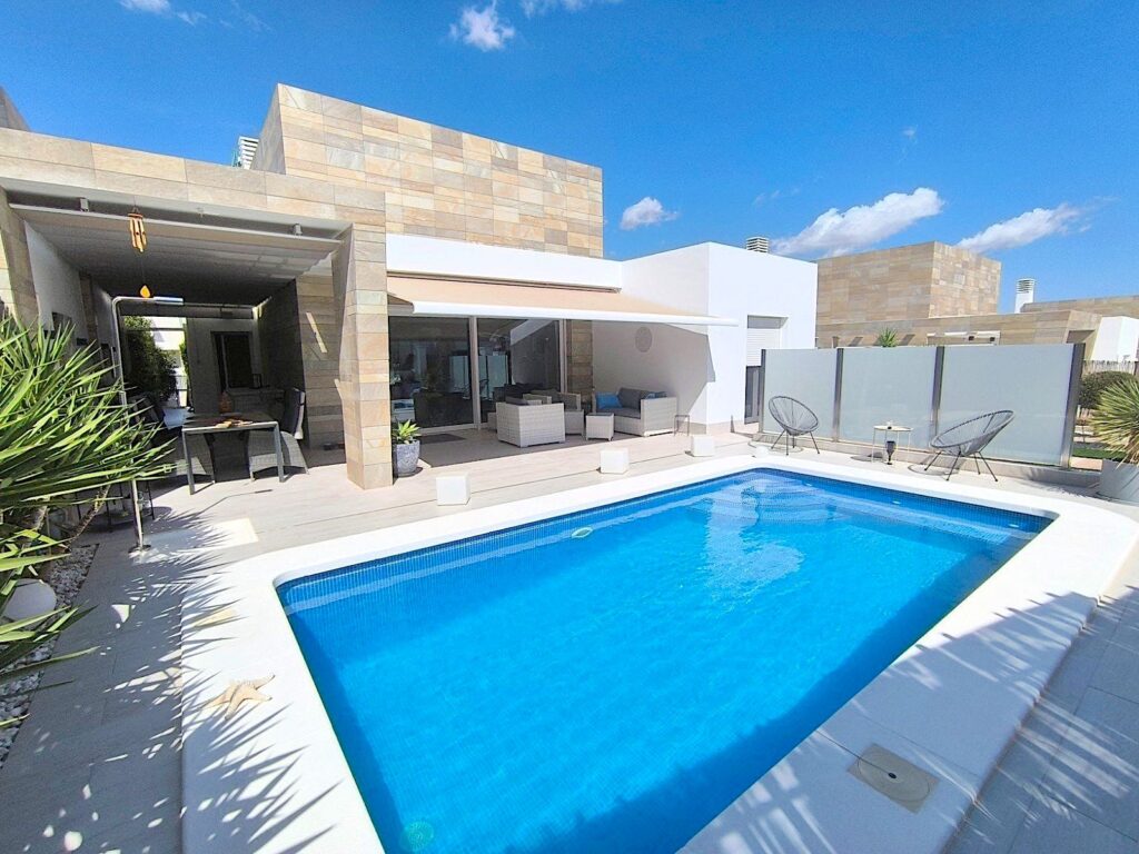 Lovely contemporary villa in the popular La Finca Golf area, Algorfa