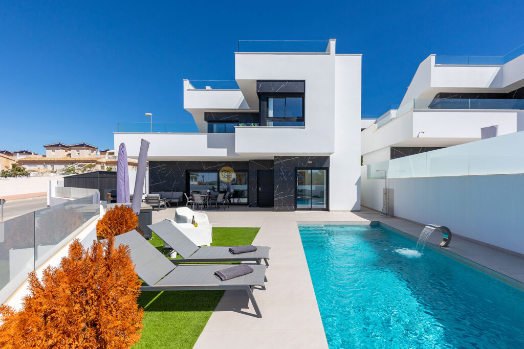 Exceptional Almost-New Corner Villa in Benimar – Fully Furnished, Private Pool & Rooftop Solarium
