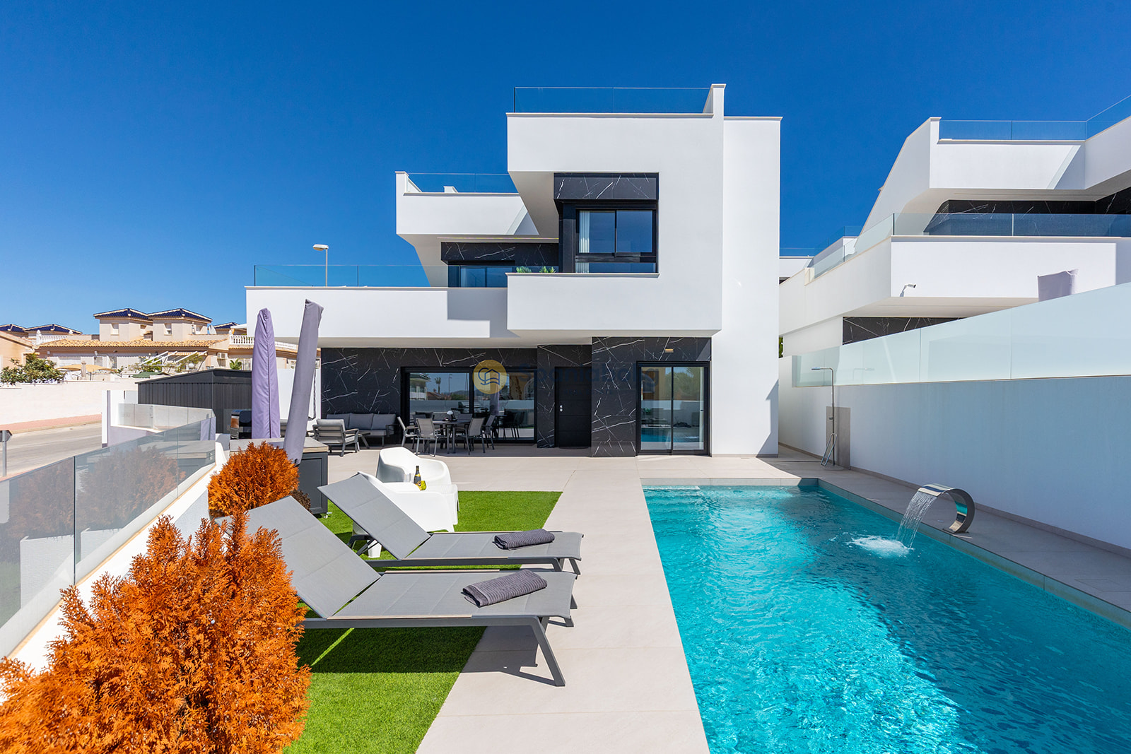 Exceptional Almost-New Corner Villa in Benimar – Fully Furnished, Private Pool & Rooftop Solarium